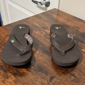Sanuk Black Flip Flop Sandals with Patterned Straps